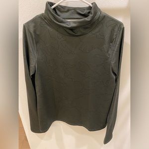 Brand new under armour women long sleeve turtleneck top size m retail $80 olive